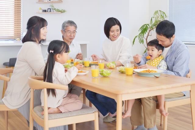 家族団らんの楽しい食事風景