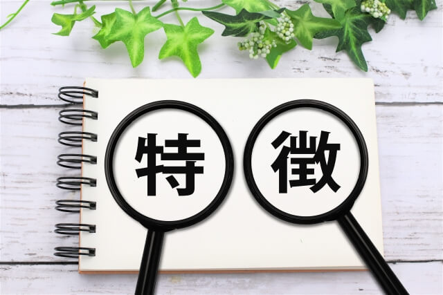 ノートの上に配置された特徴文字