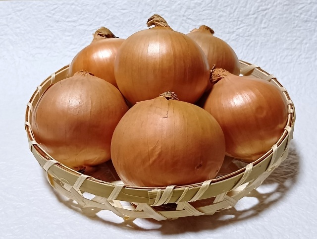 籠に並べられたまるまるとした玉ねぎ