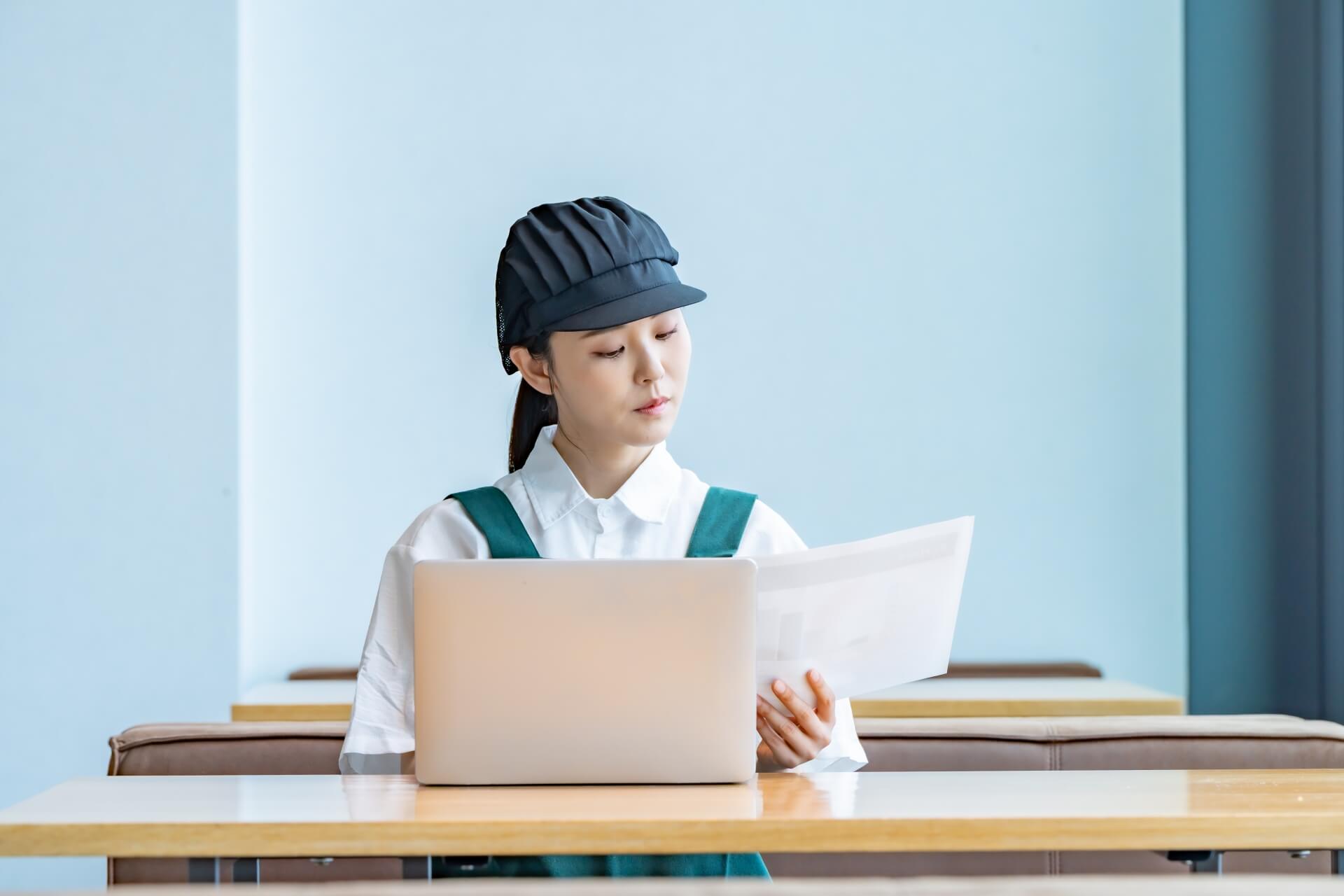 ノートパソコンで勉強する若い学生